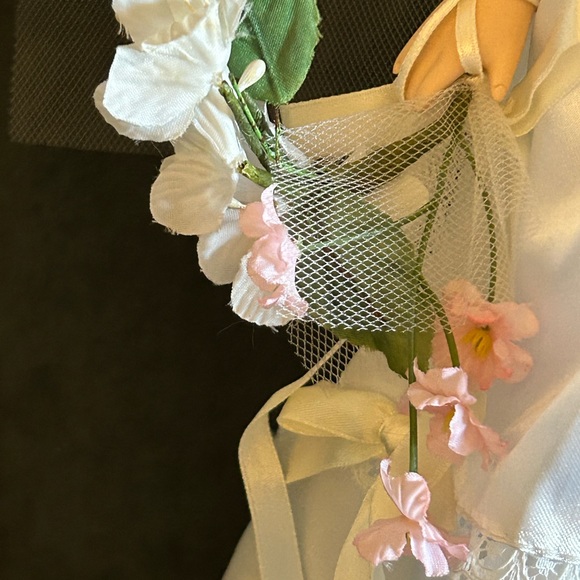 👀 HUGE SALE! VINTAGE PORCELAIN BRIDE DOLL WITH STAND VEIL, BOUQUET/TIE SHOES - Picture 9 of 11